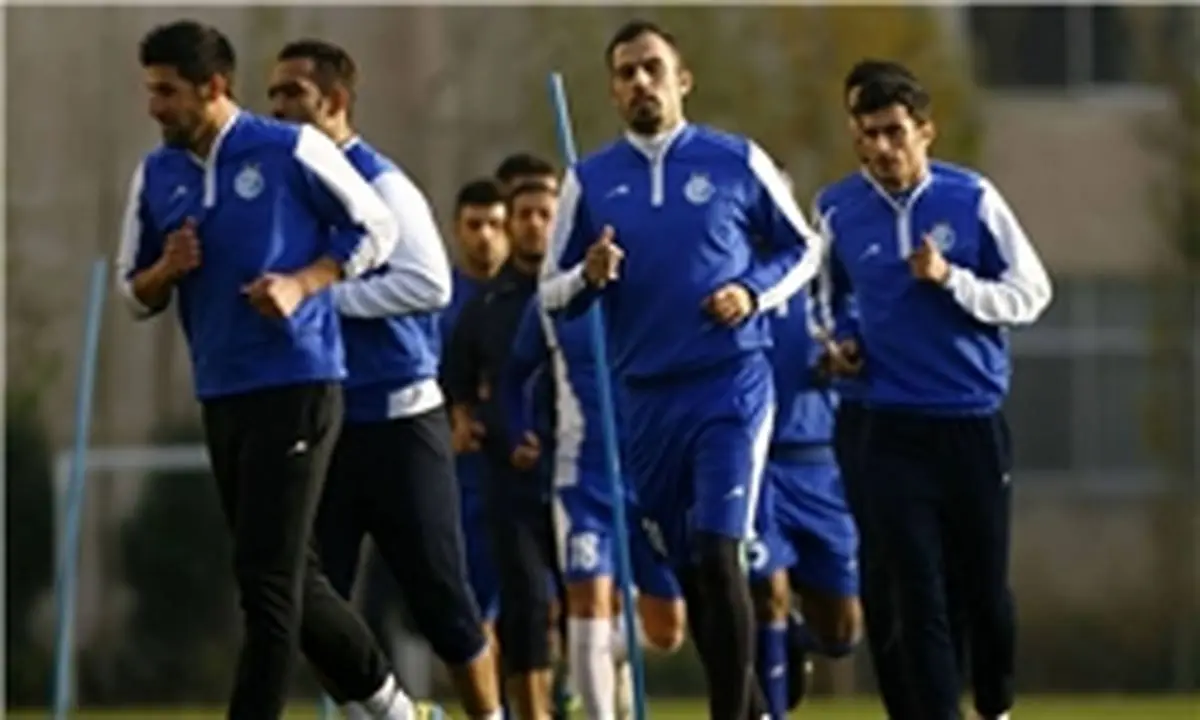 پرچم پاره شده پرسپولیس در تمرین استقلال