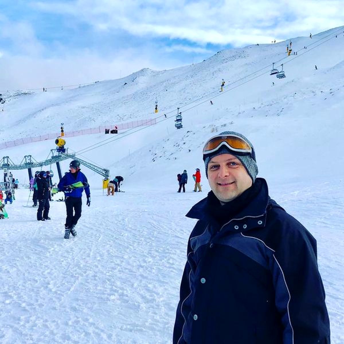خواننده گروه آریان در پیست اسکی + عکس