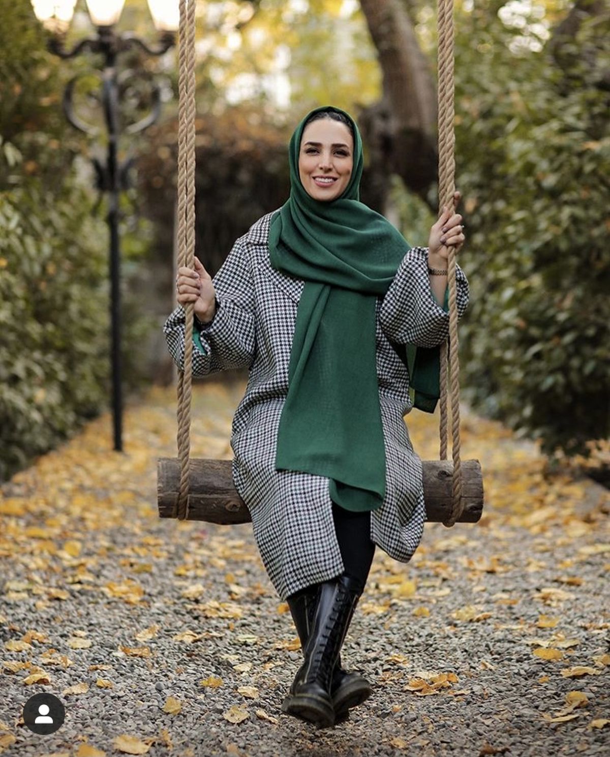 تاب بازی خانم بازیگر در هوای پاییزی + عکس