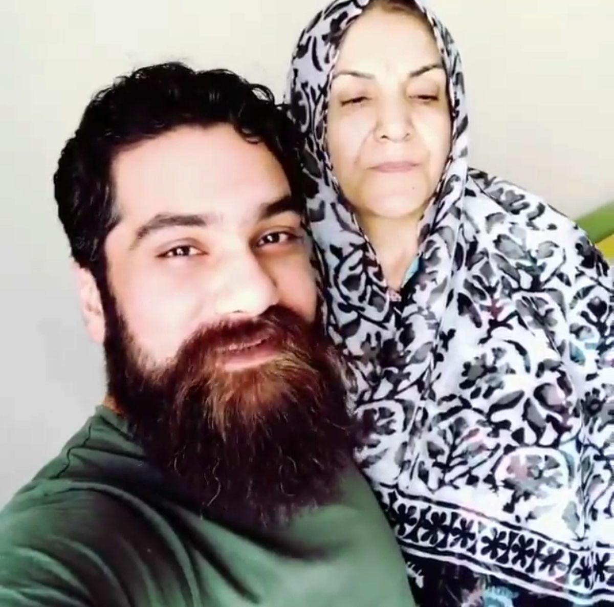 خواننده خوش صدا شیرازی در کنار مادرش+عکس