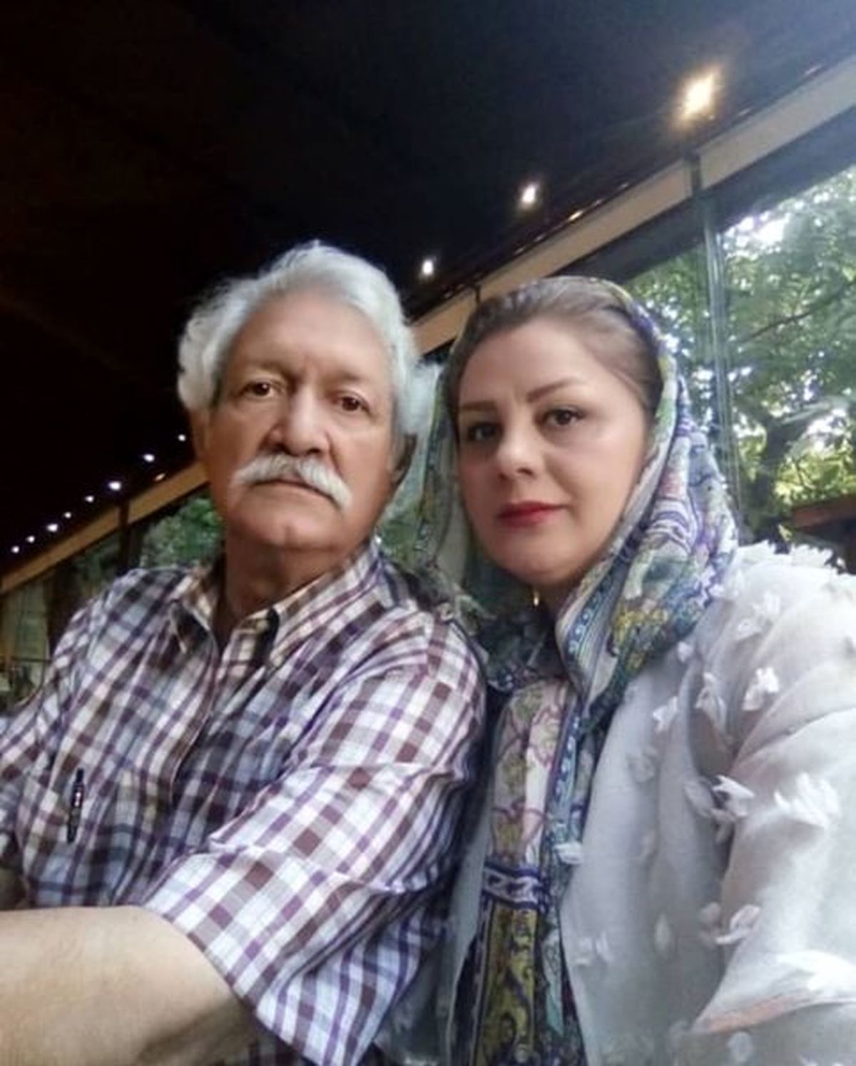 آقای بازیگر پیشکسوت و همسر جوانش+عکس