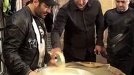 تصویری از علی دایی و محمدرضا گلزار پای دیگ نذری