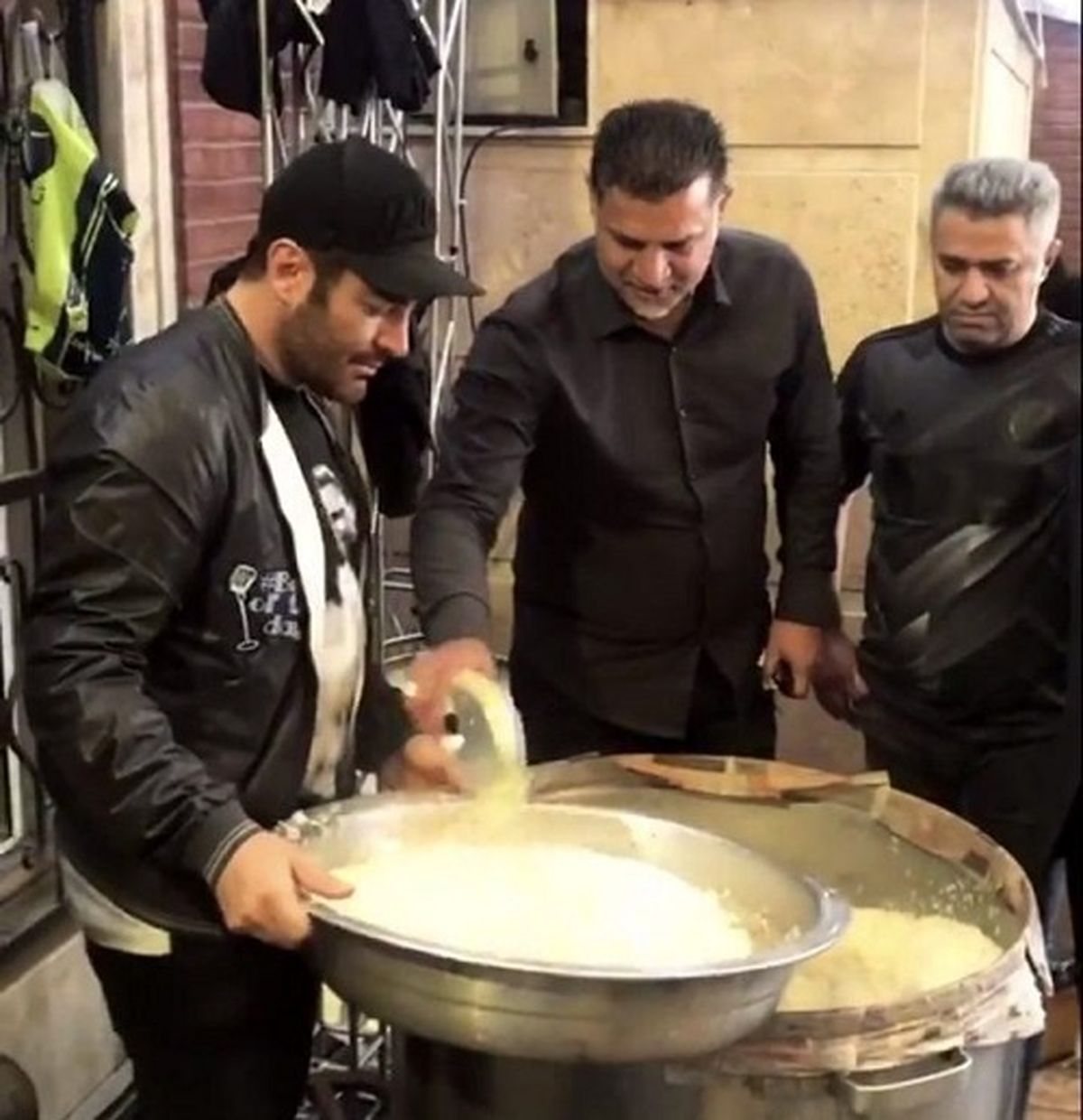 تصویری از علی دایی و محمدرضا گلزار پای دیگ نذری
