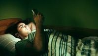 خطرات استفاده از تلفن همراه قبل از خواب