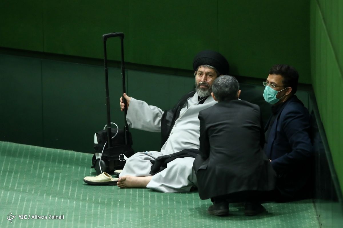 عکسی عجیب در کنج مجلس ! + عکس