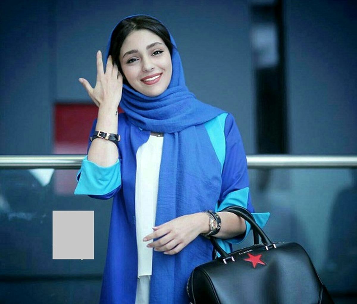 هستی مهدوی با شالی زیبا