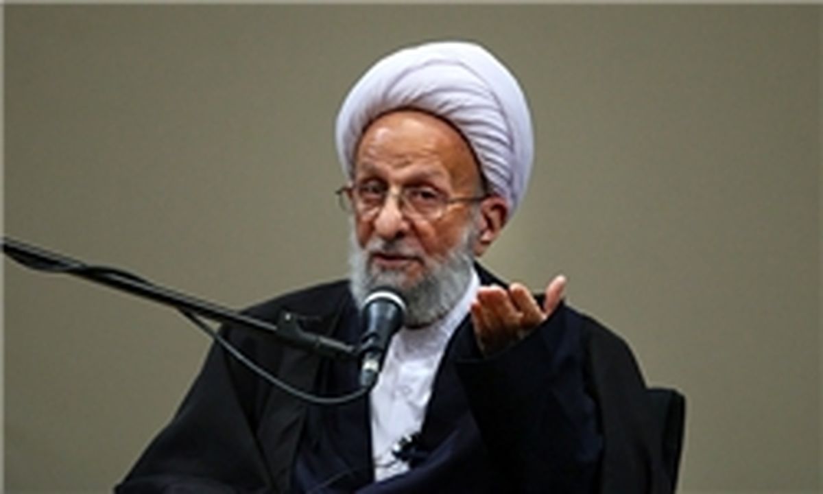 تصویری از میز کار آیت الله مصباح یزدی