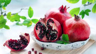 پاک کردن لکه انار شب یلدا از روی فرش روشن به روش خانگی 