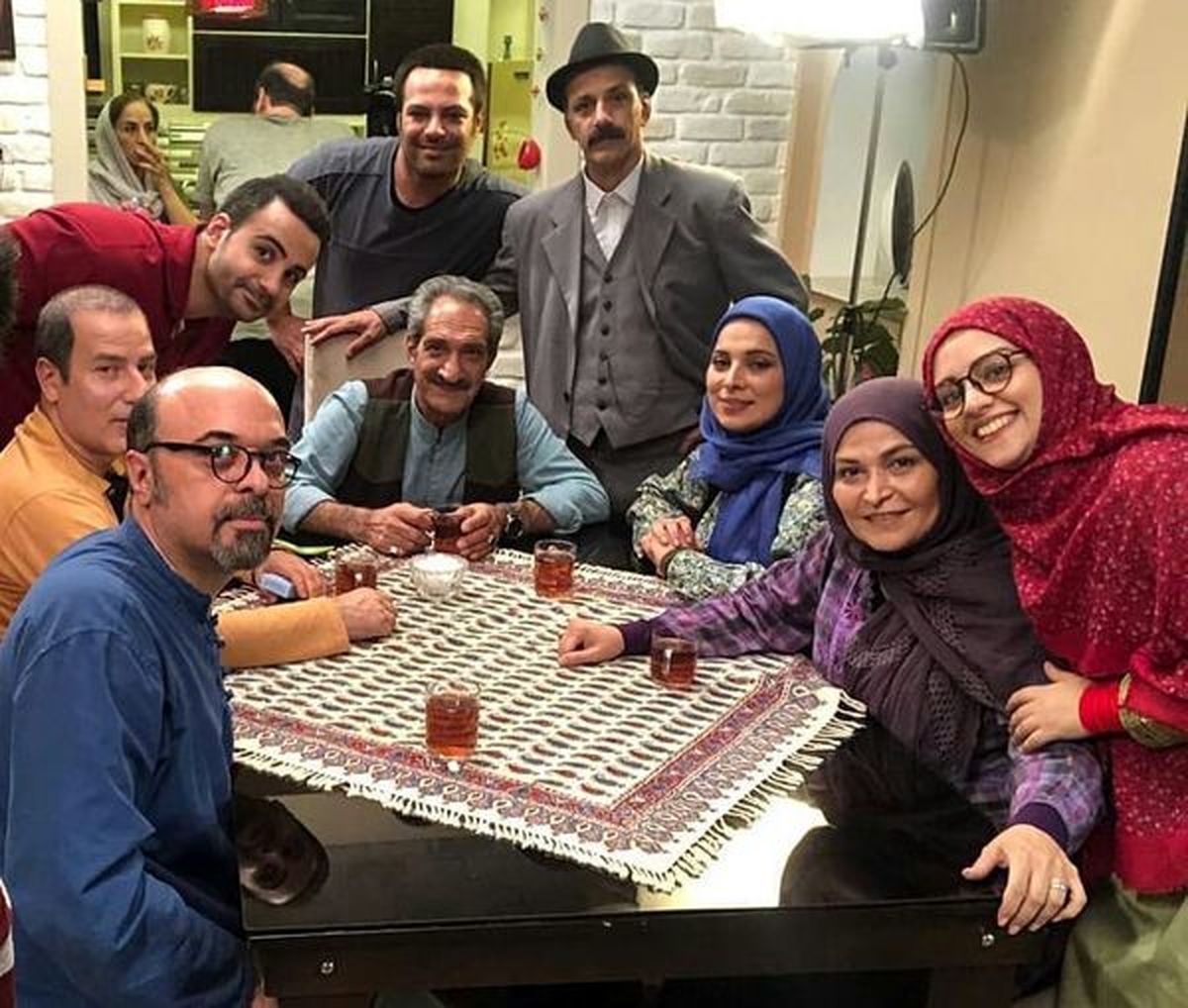 جمعی از بازیگران کمدی در پشت صحنه یک سریال + عکس