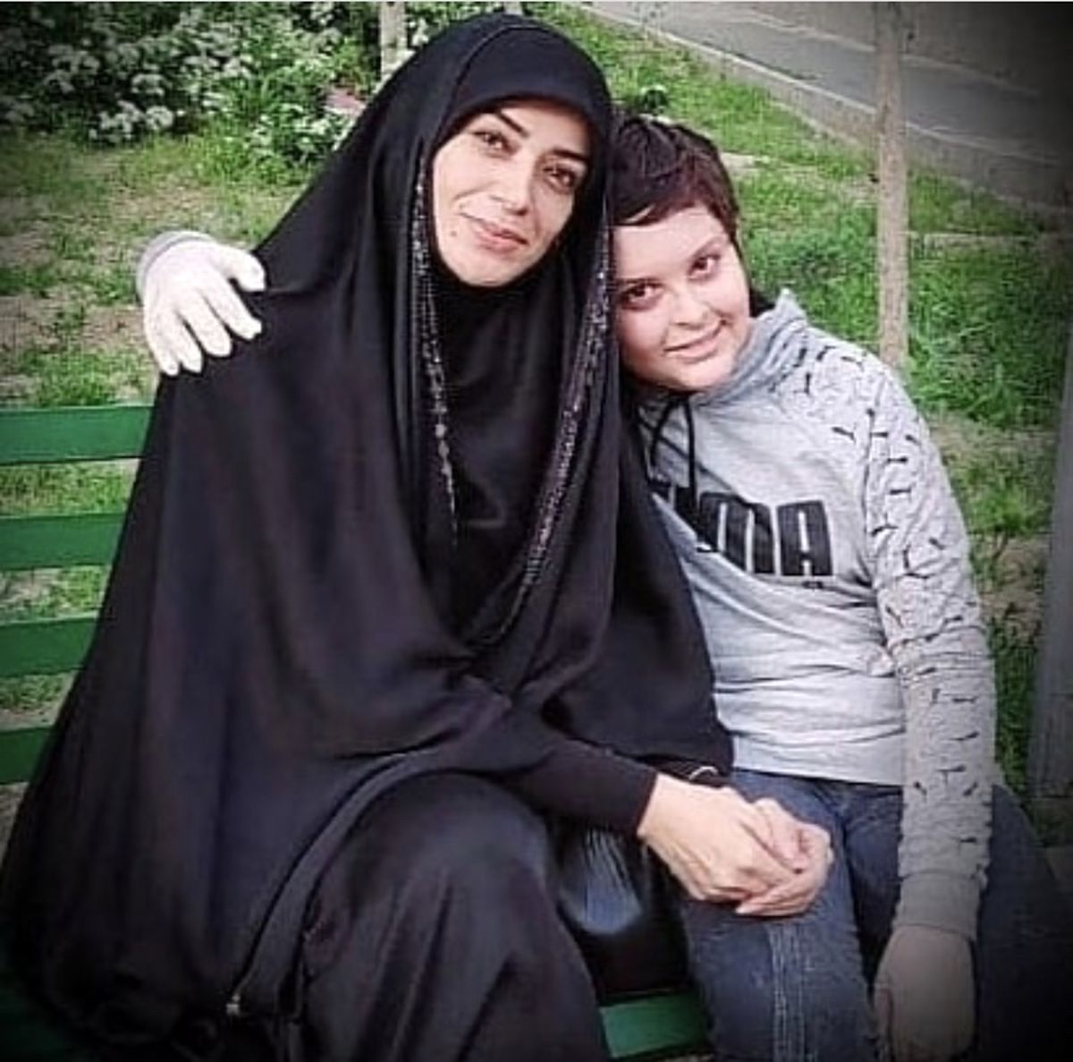 الهام چرخنده و پسرش در یک پارک + عکس