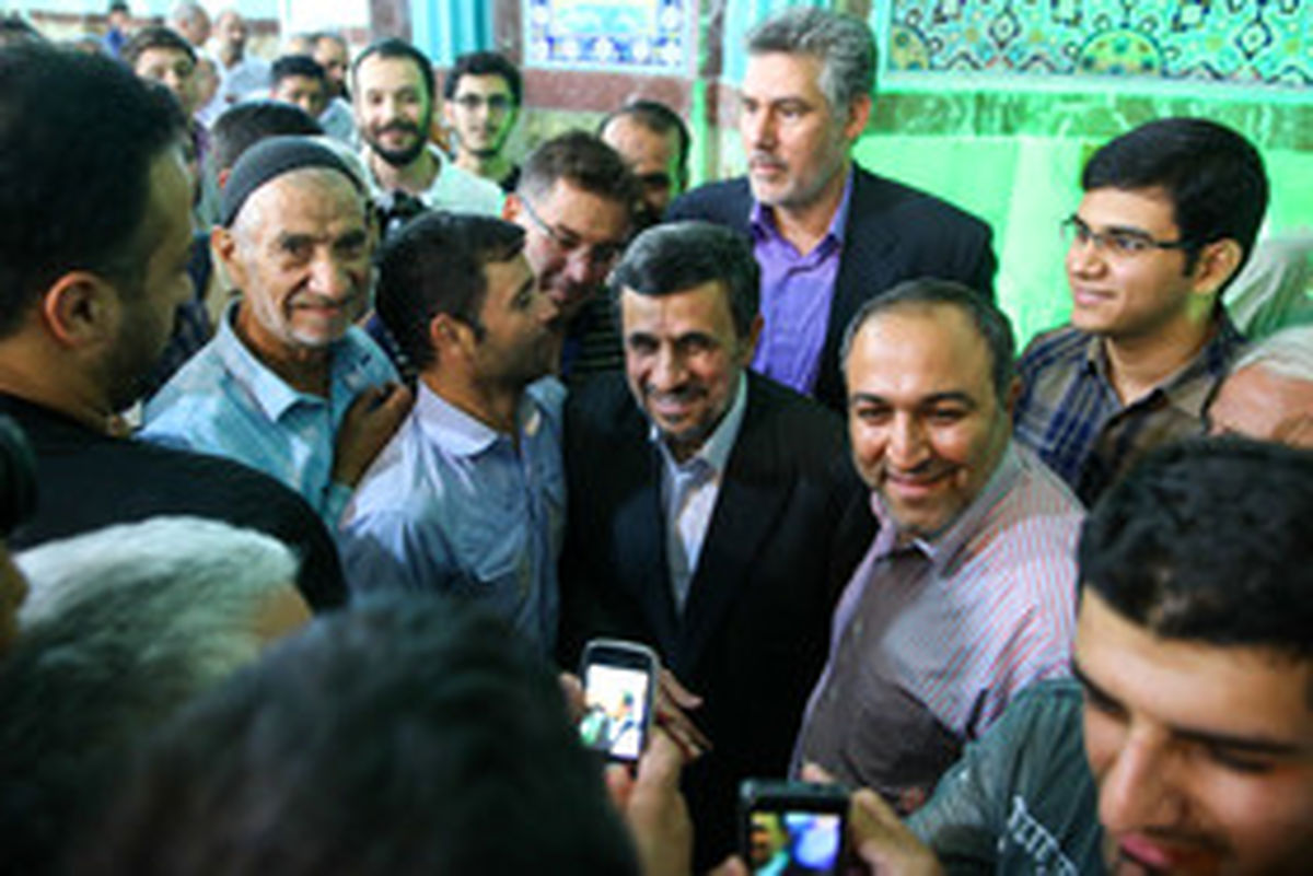 احمدی‌نژاد: امام زمان تا ۴ سال دیگر می‌آید