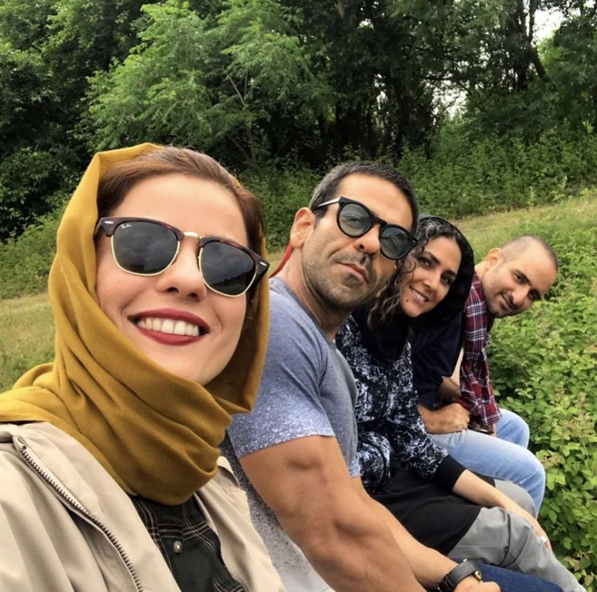 سلفی بازیگران کرگدن در طبیعت + عکس