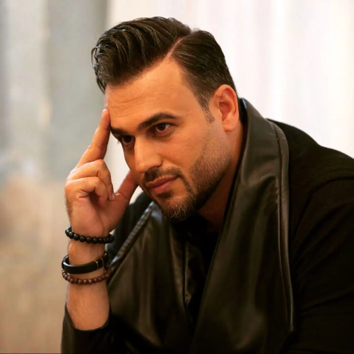 پیربد  ،  خواننده ی عشق و احساس 