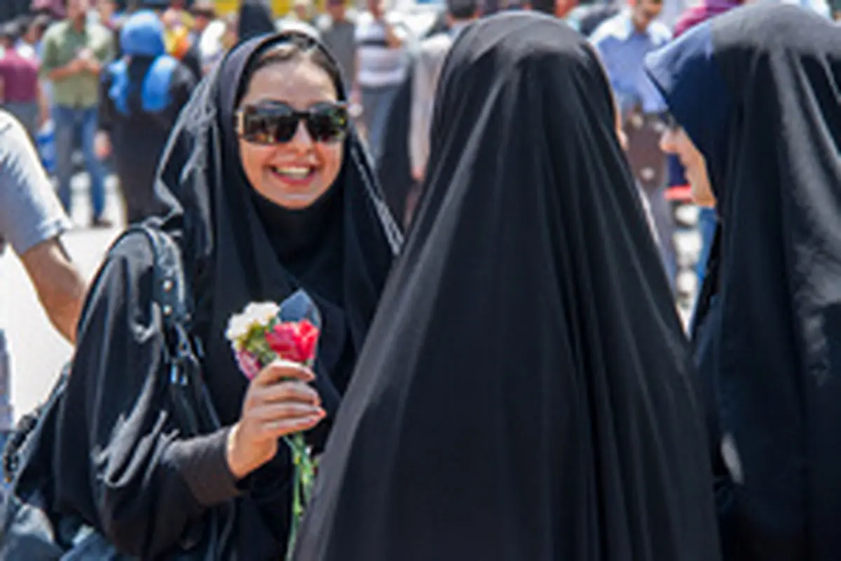 مرحله جدید طرح امنیت اخلاقی در پایتخت با اهدای گل آغاز شد