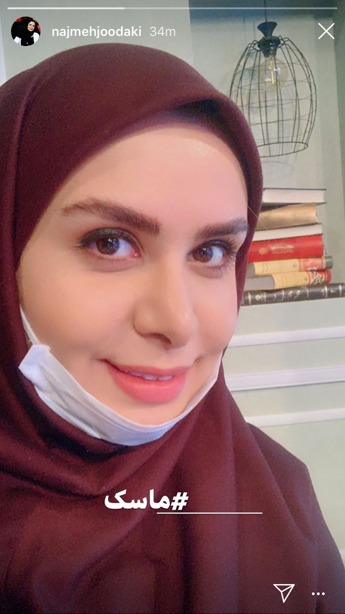 ماسک زدن خانم مجری در برنامه تلویزیونی + عکس