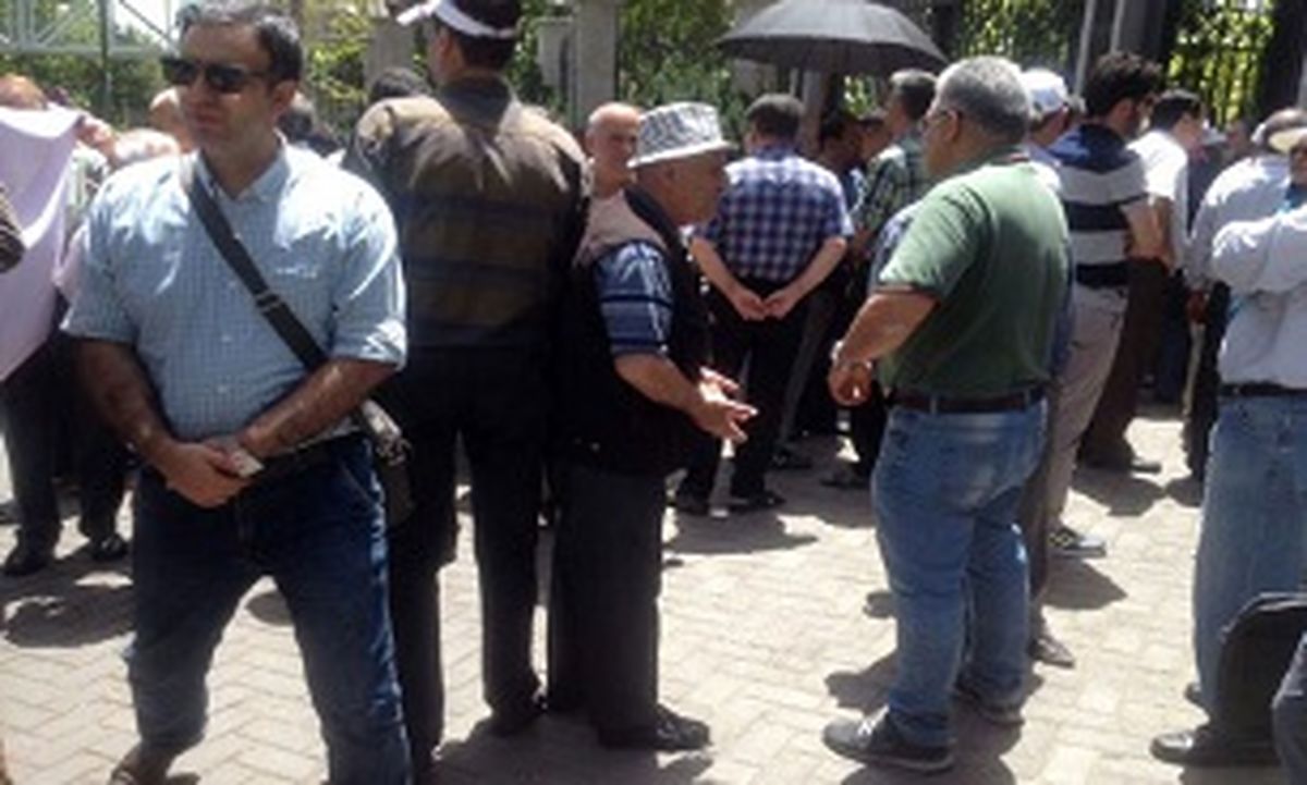 تظاهرات، سپرده‌گذاران ثامن الحجج در نمایشگاه بورس 