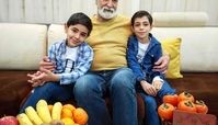 محمود پاک نیت در کنار نوه هایش
