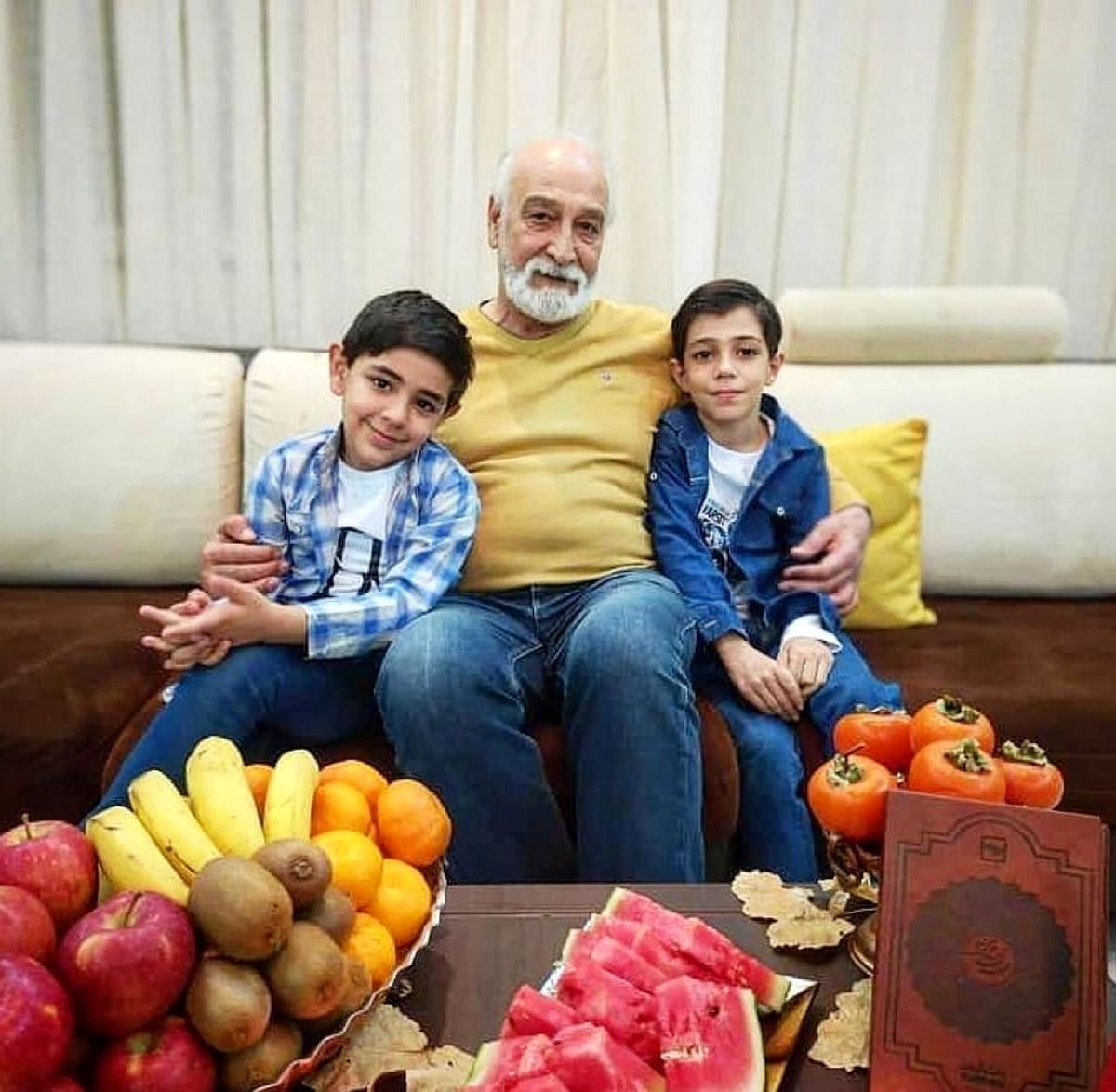 محمود پاک نیت در کنار نوه هایش