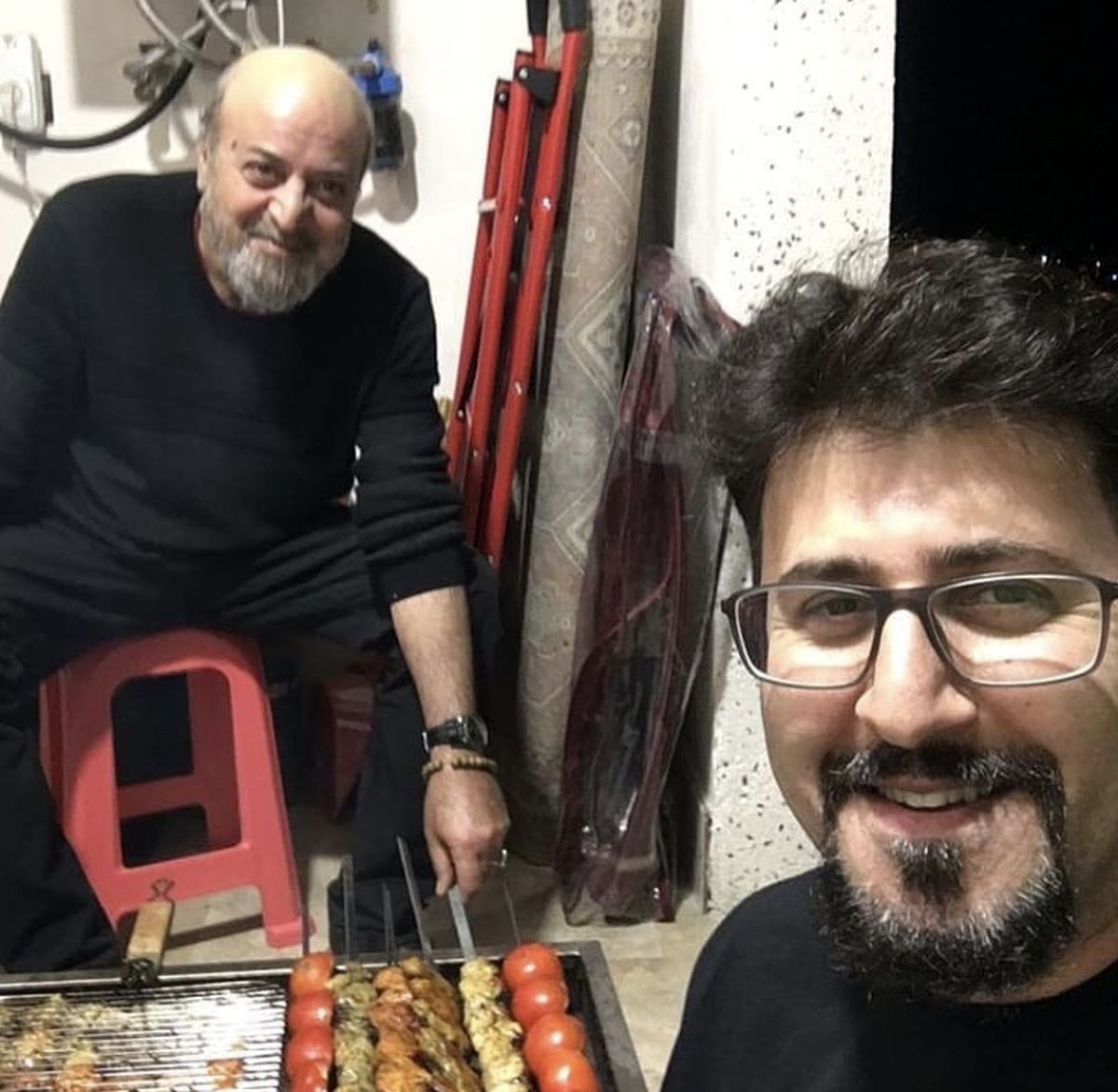جوج‌خوری بازیگر پایتخت در پشت صحنه + عکس