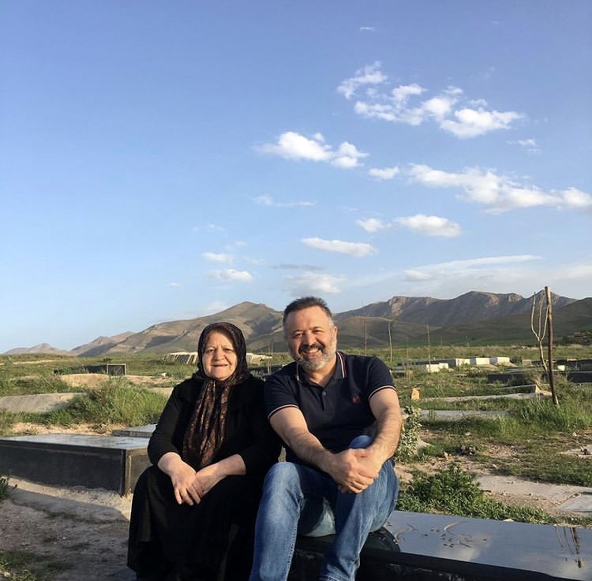 گردش بازیگر نون‌خ با مادرش + عکس