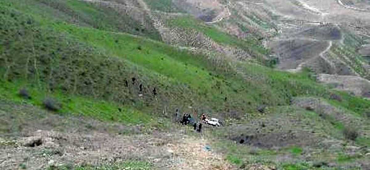سقوط خودرو سواری به عمق ۱۰ متری دره