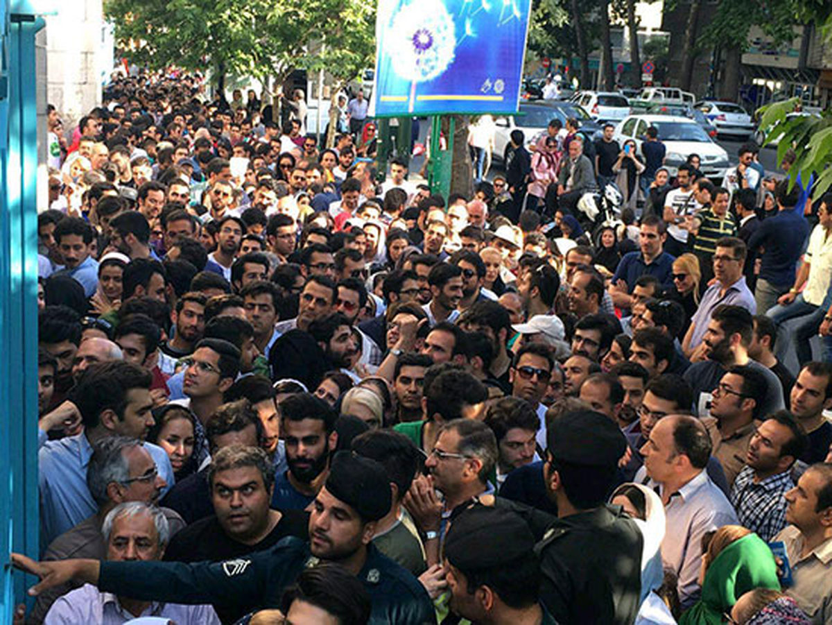صفوف فوق العاده طولانی رأی در حسینیه ارشاد
