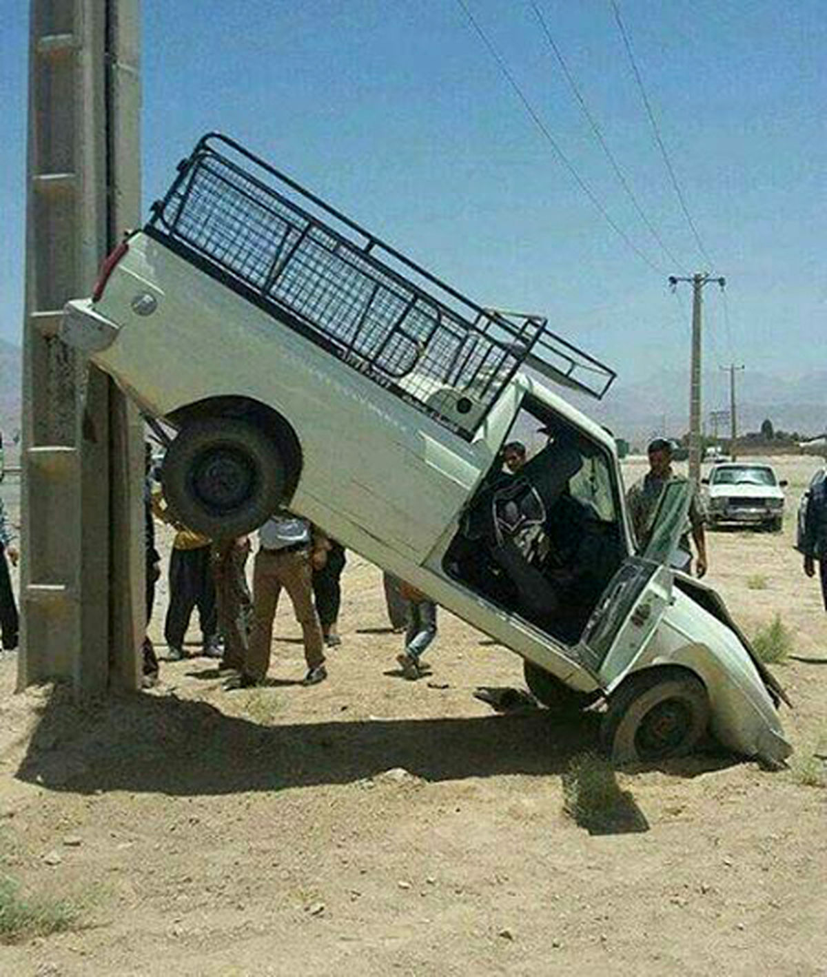فکر کنم از بالای تیر برق افتاده 