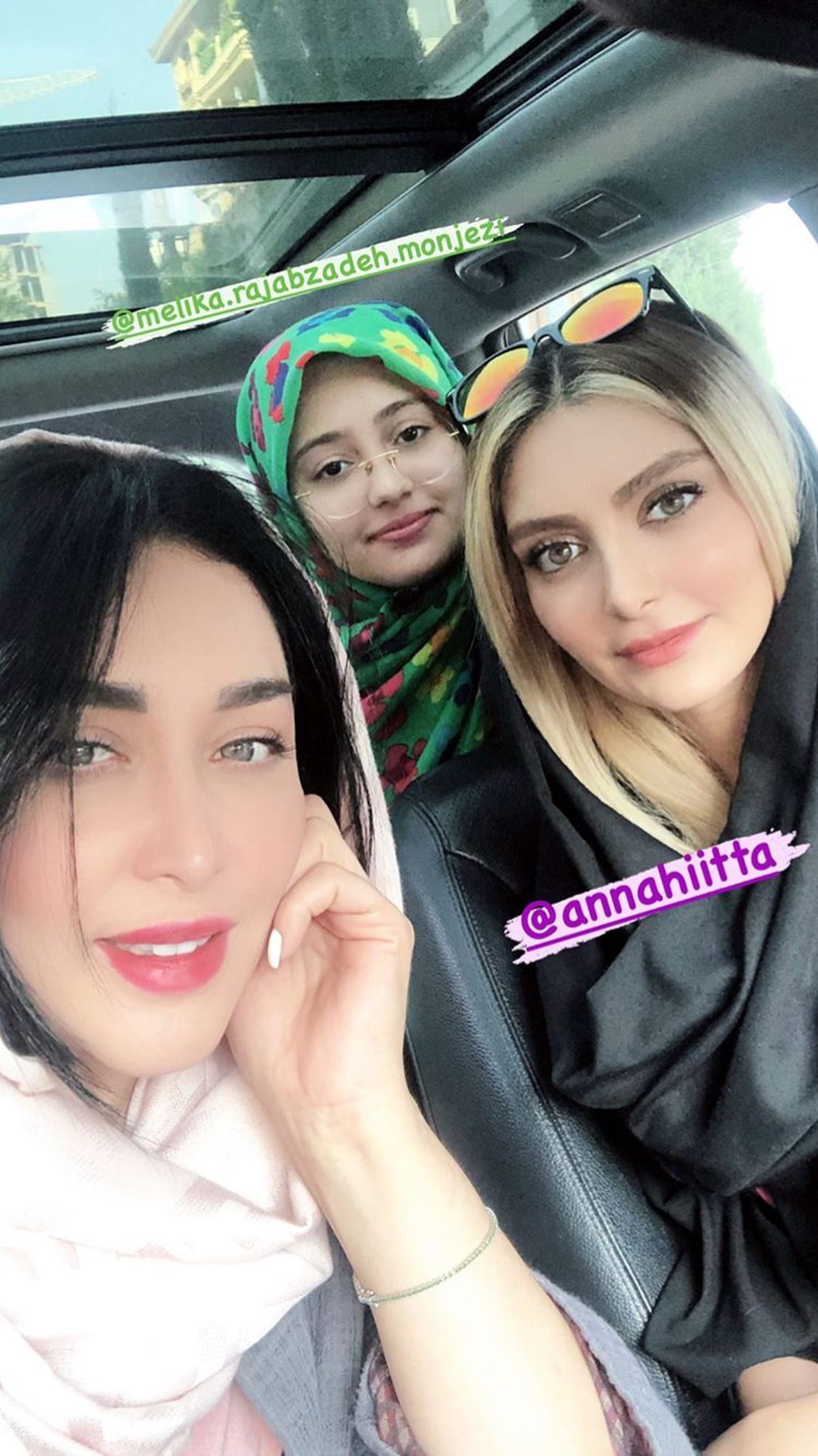 سلفی سارا منجزی پور و ‌دوستانش در ماشین + عکس