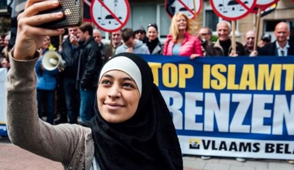 سلفی دختر با حجاب با مخالفان مسلمانان!