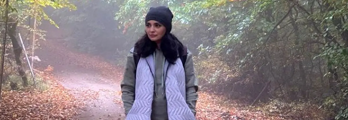 عکس پاییزی لیندا کیانی با کلاه و پافر + عکس