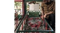 فرزاد حسنی بر مزار دوستان شهیدش + عکس