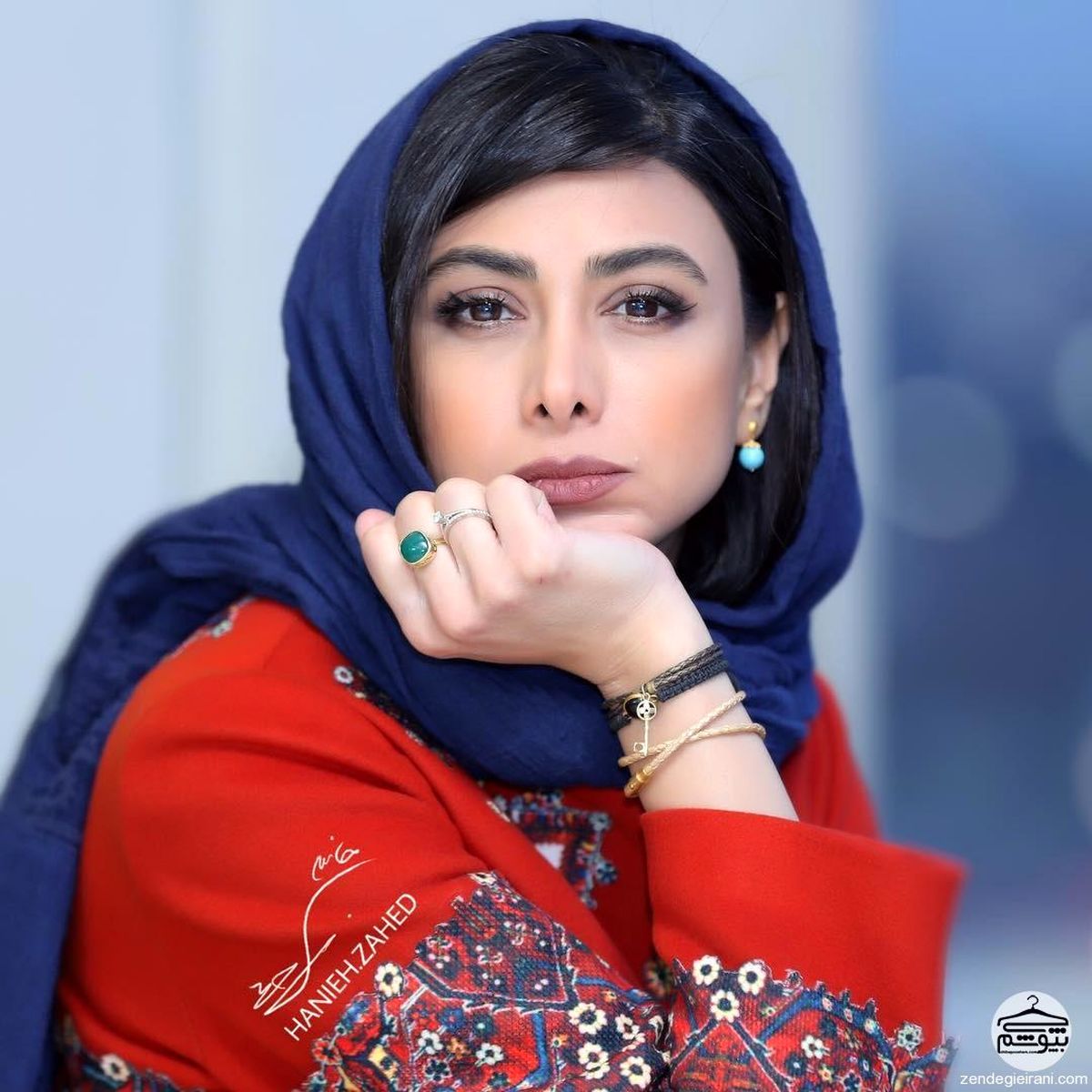 آزاده صمدی +بیوگرافی