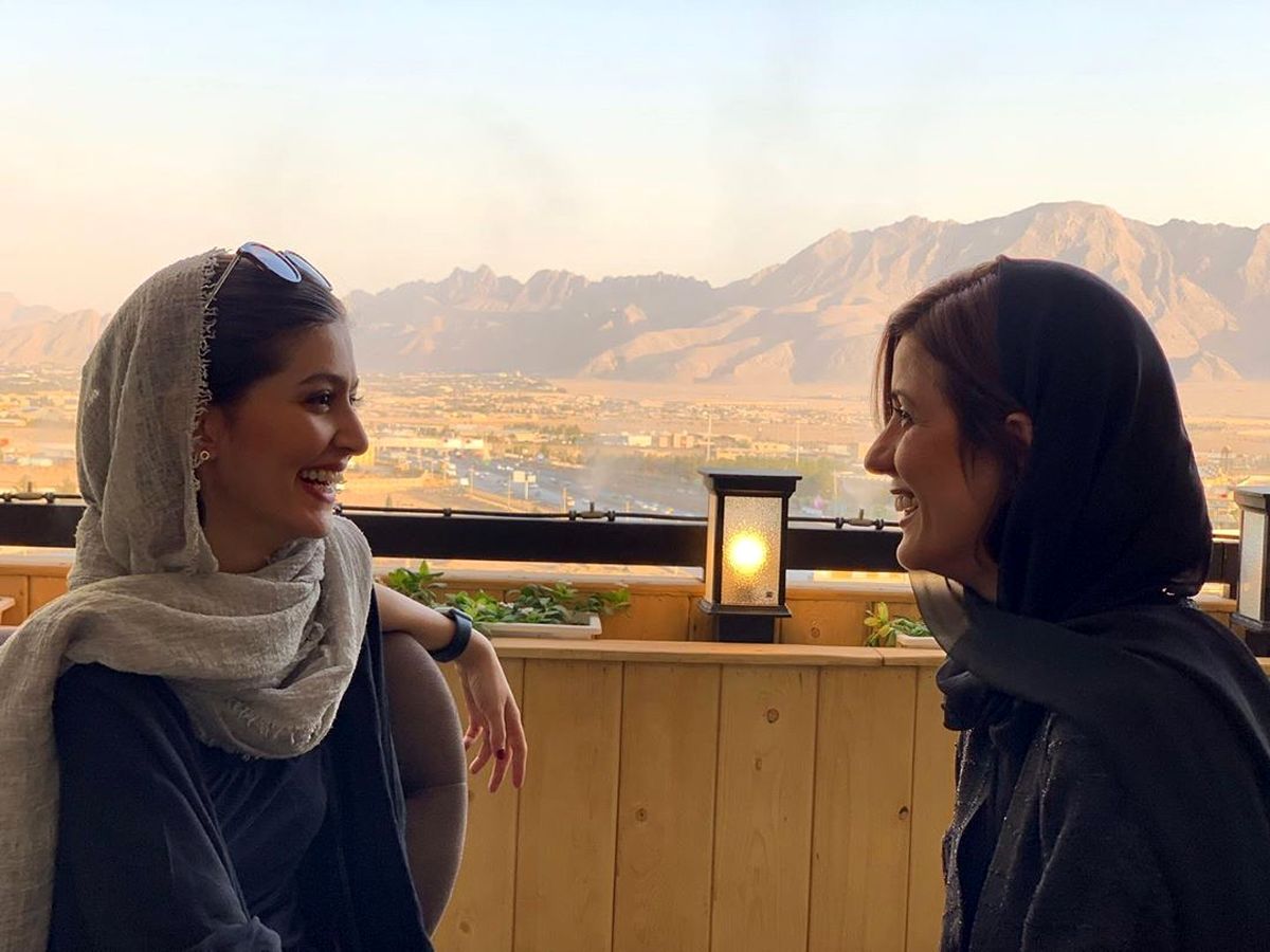 سارا بهرامی و رفیق خندانش بر بام تهران+عکس