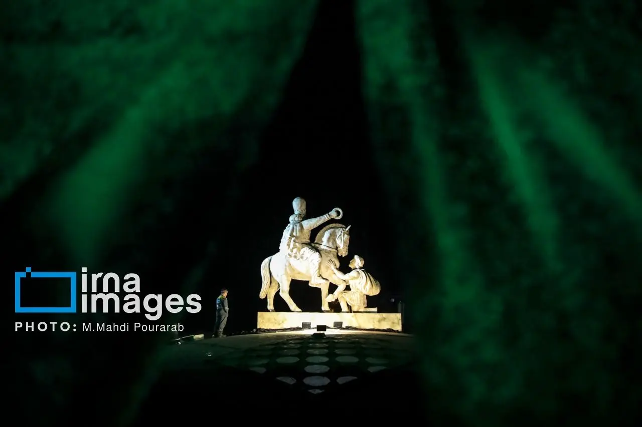 تصاویر: رونمایی از مجسمه «زانو زنندگان برابر ایران»