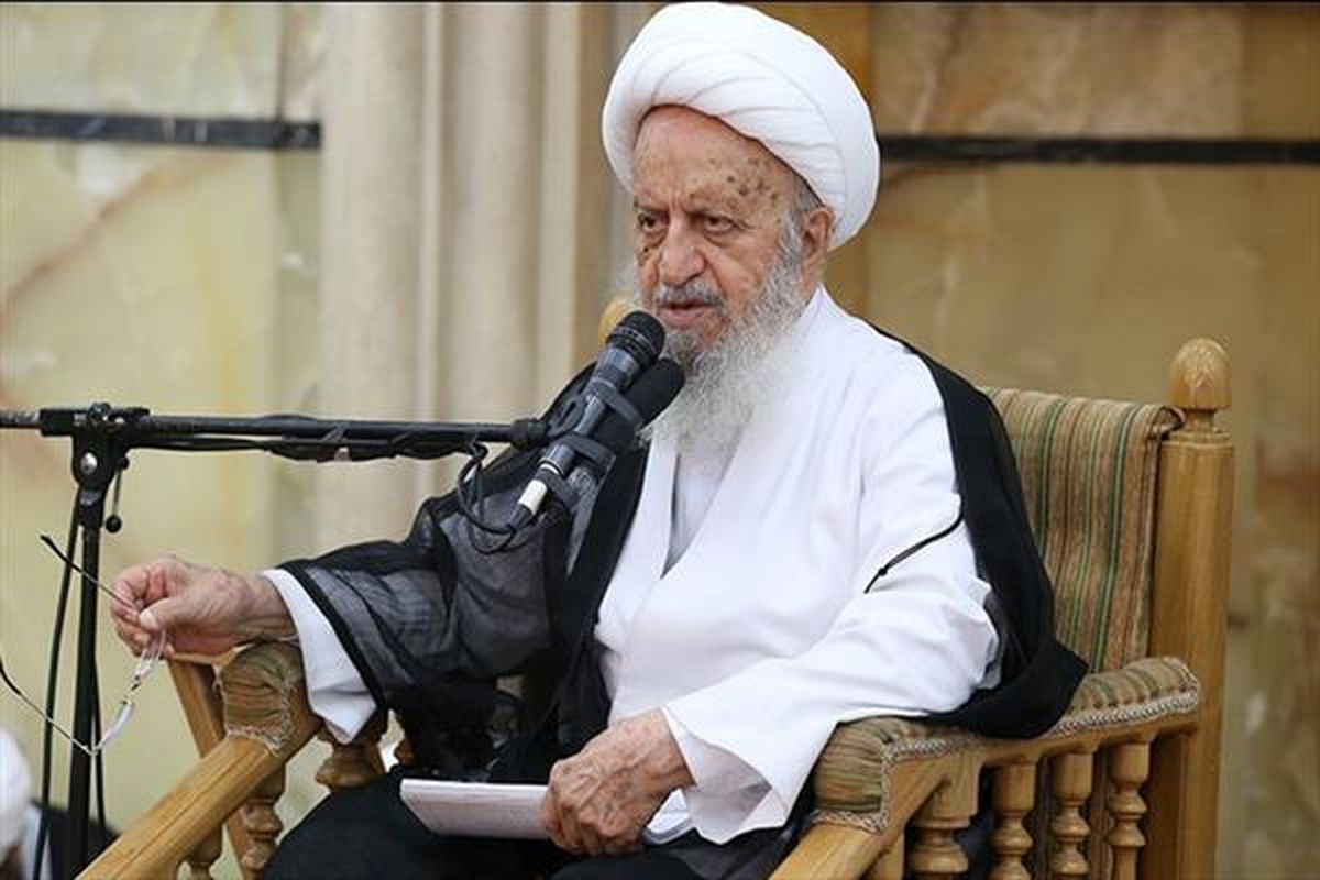 نظر آیت‌الله مکارم درباره حضور بانوان در ورزشگاه‌ها