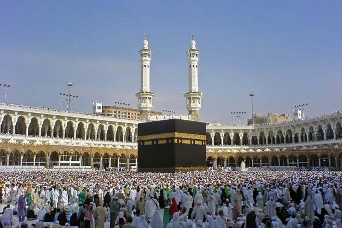 به فقرا کمک کنیم یا به حج برویم