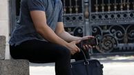 انتظار شاهرخ استخری در کنار خیابان + عکس