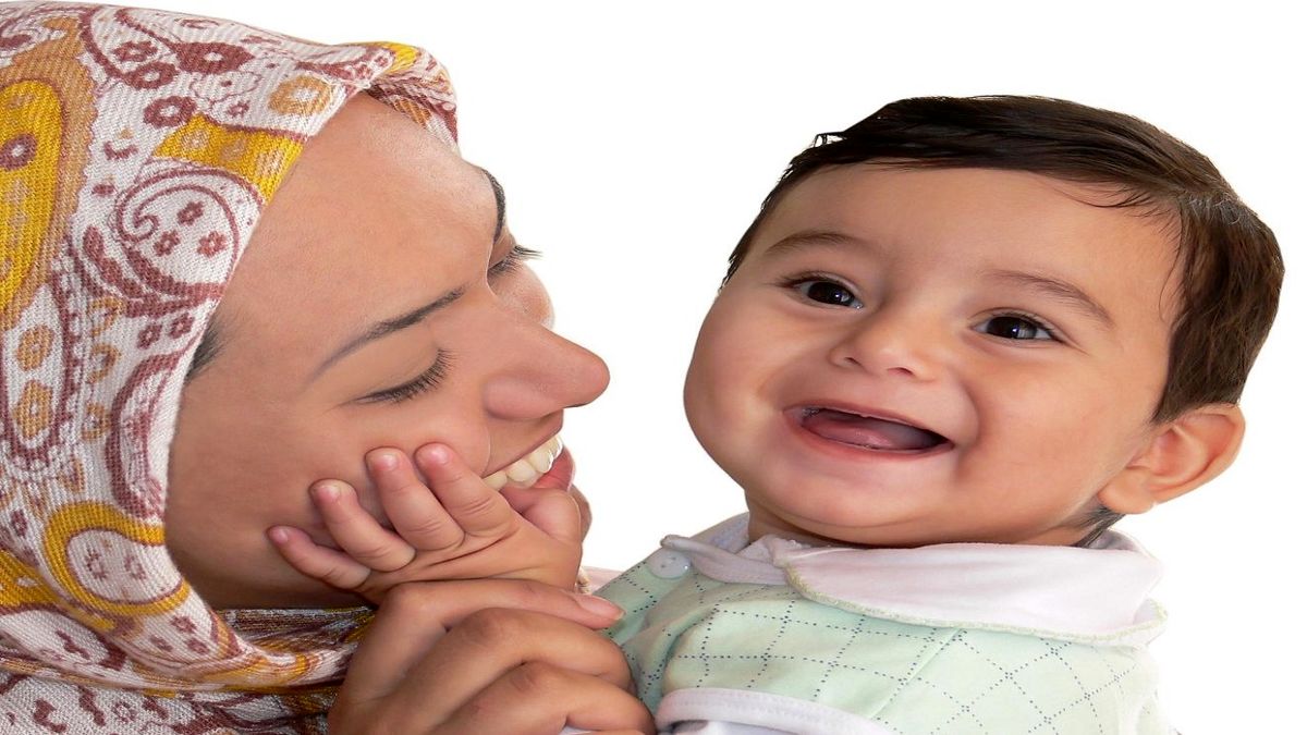 چرا کودکان در آغوش مادر آرام می‌گیرند؟