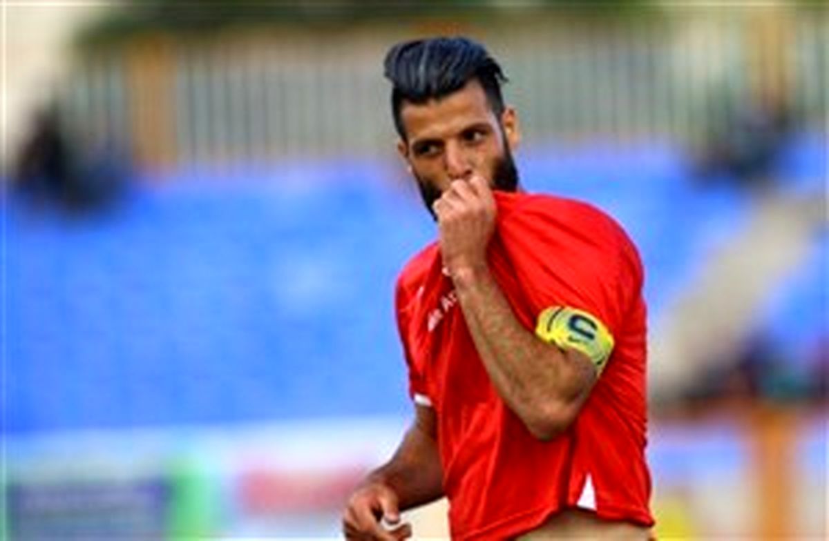سرمربی استقلالی، کاپیتان پرسپولیسی نمی‌خواهد!