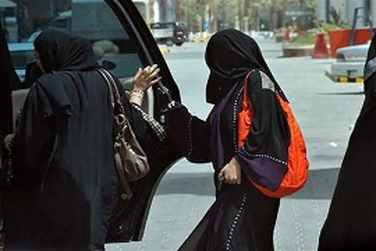 شلاق خوردن دو دختر سعودی به خاطر واتس اپ!