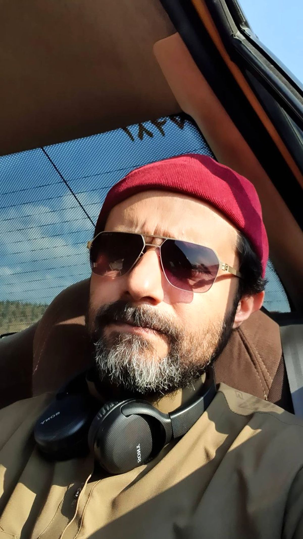 بازیگر گاندو با تیپی متفاوت در تاکسی + عکس