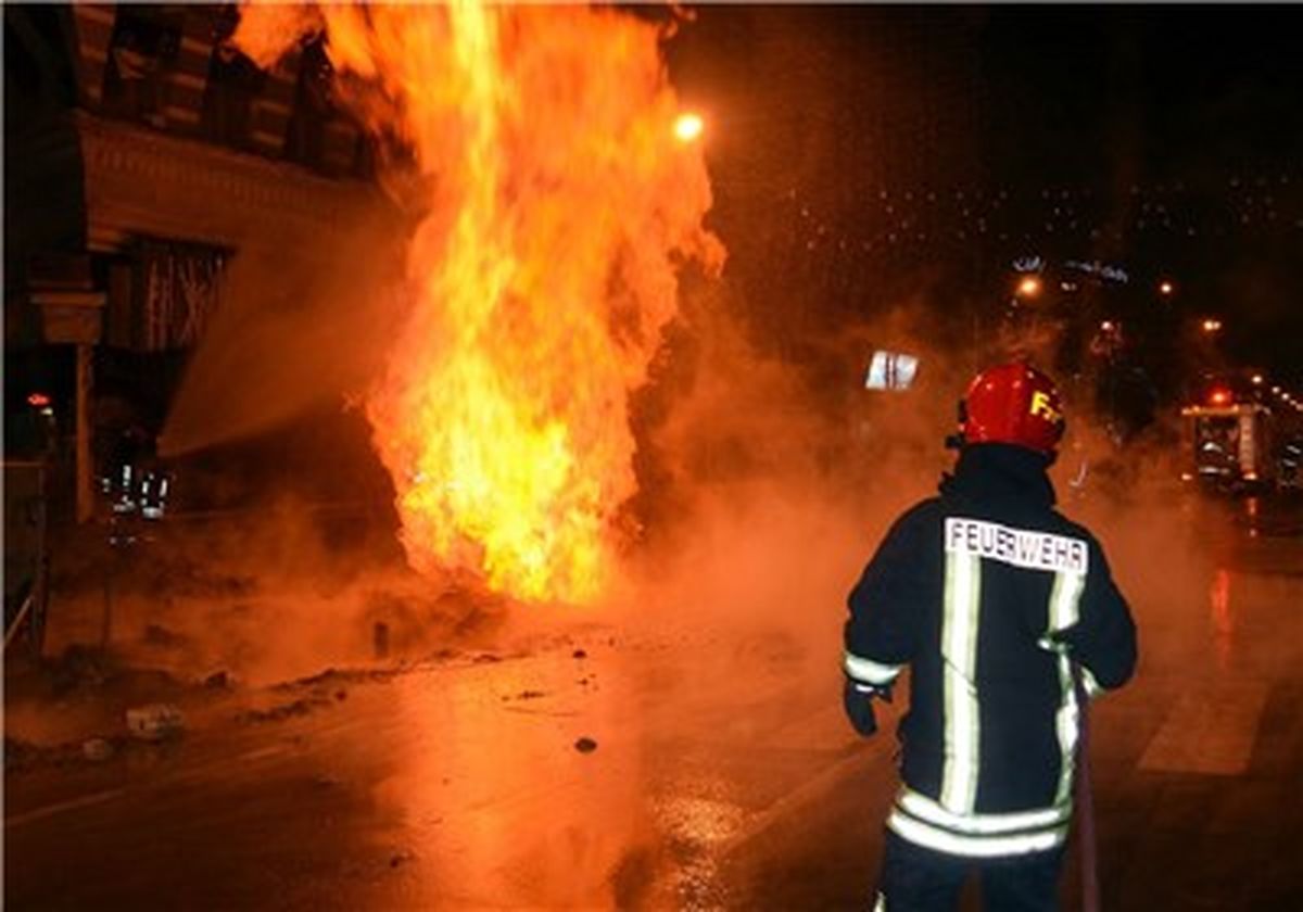 نجات ۴۰ نفر از آتش‌سوزی خودرو در ساختمانی در شرق تهران