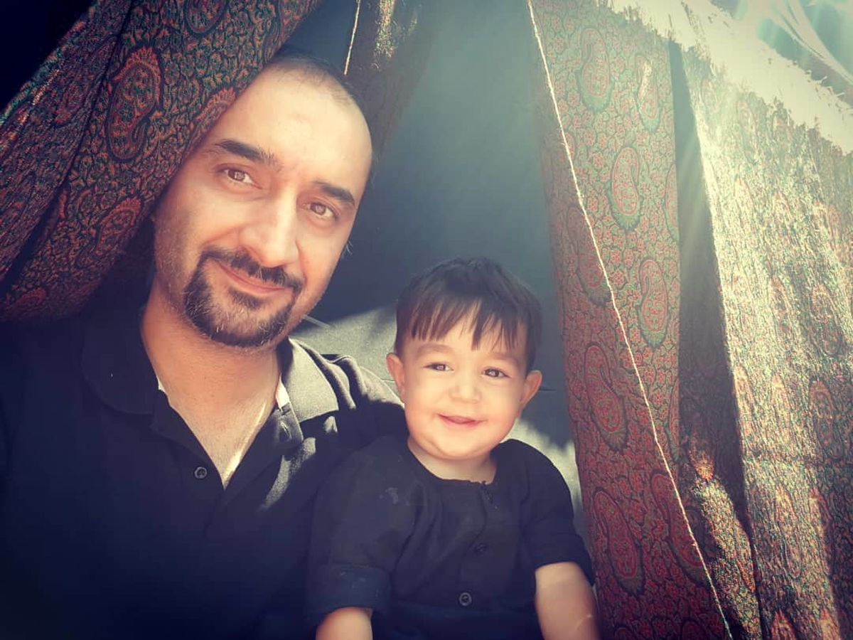نیما کرمی و پسر نمکی اش زیر سایه امام حسین(ع)+عکس