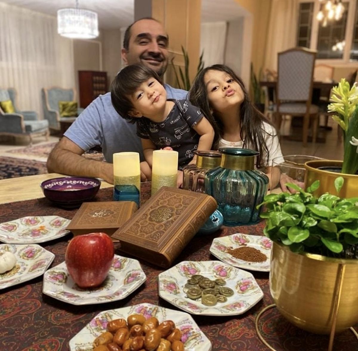 آقای مجری به همراه فرزندانش پای سفره هفت سین + عکس