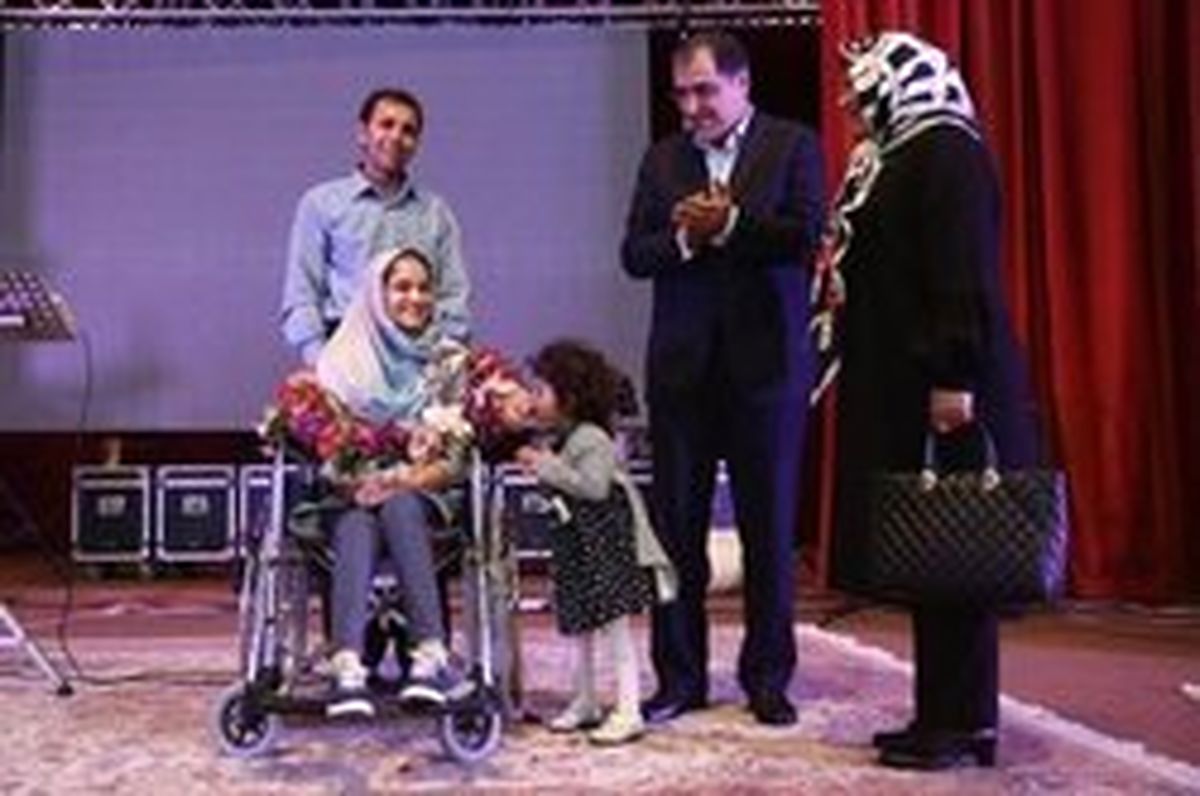 اعزام هانیه دختر فداکار سرپل ذهابی به تهران برای ادامه درمان