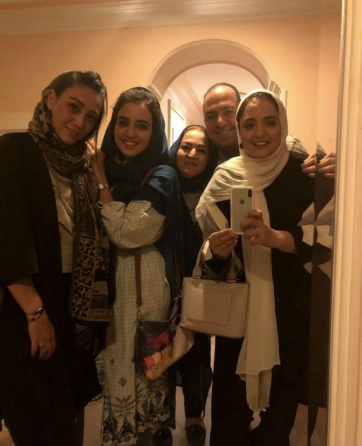 عکس خانوادگی نرگس محمدی در خانه اش