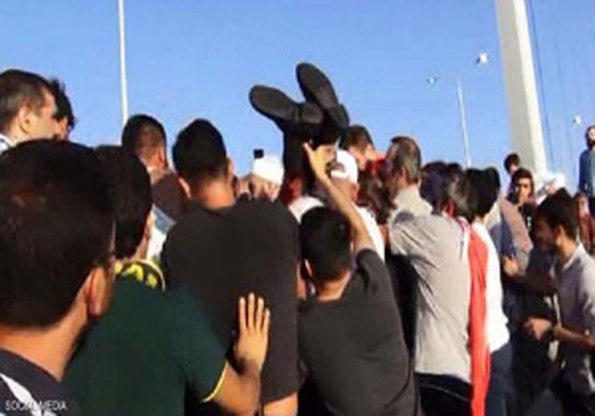 حامیان اردوغان یک سرباز را سر بُریدند