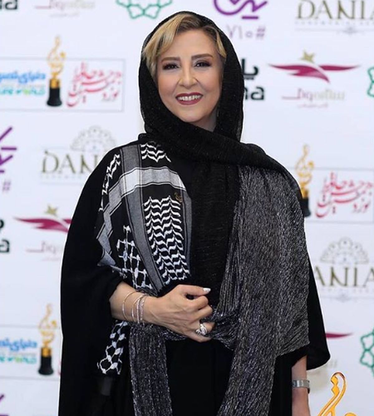 تیپ مشکی مرجانه گلچین در جشن حافظ