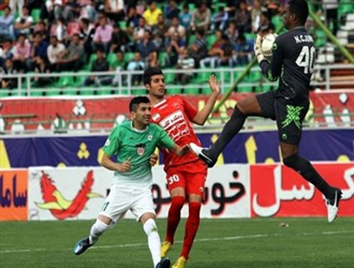 تعویض دو بازیکن پرسپولیس با مسلمان