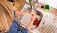 8 ترفند خانگی رفع گرفتگی سینک ظرفشویی با محلول های دست ساز